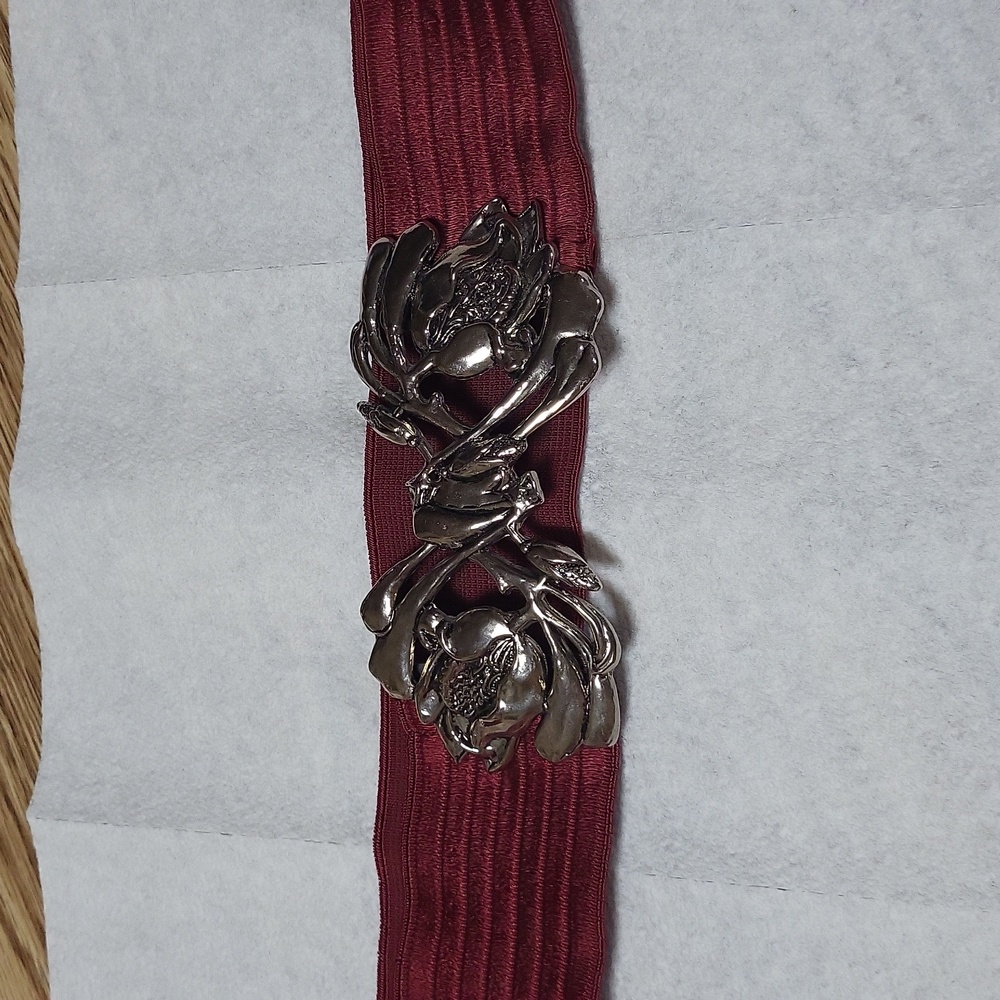 Stretch belt silver metal flower buckle